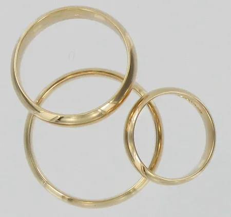 3 sileää sormusta, kaivertamattomia, koot 22, 19½,15, 585, 14,2g Vikt: 14,2 g