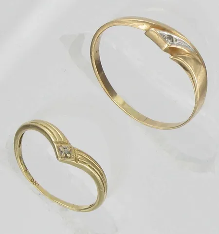 Kaksi timanttisormusta 2xn.0.005ct, kaivertamattomia, koko 15¼ ja 17½, 585, paino 1,9g Vikt: 1,9 g