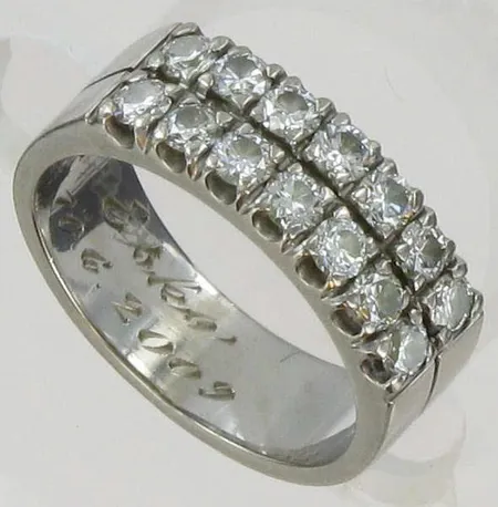 Timanttisormus 14xn.0.05ct, kaiverrettu, koko 16¾, 750vk, paino 8,5g Vikt: 8,5 g