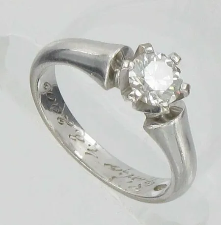 Timanttisormus 1xn.0.53ct, kaiverrettu, koko 16¼, 750vk, paino 5,1g Vikt: 5,1 g