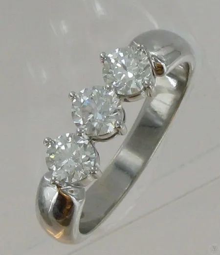 Timanttisormus 3xn.0,28ct, kaivertamaton, koko 17¾, 750vk, paino 5,2g Vikt: 5,2 g