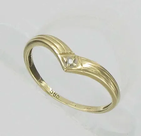 Timanttisormus 1xn.0.005ct, kaivertamaton, koko 14½, vääntynyt, 585, paino 0,8g Vikt: 0,8 g