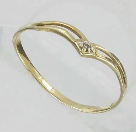 Timanttosormus 1xn.0.005ct, kaivertamaton, koko 18½, vääntynyt, 585, paino 0,7g Vikt: 0,7 g