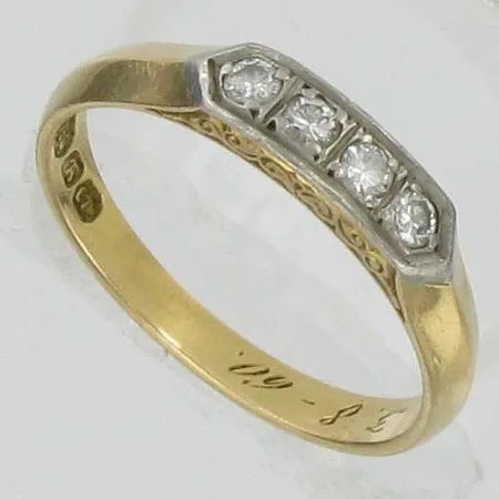 Timanttisormus 4xn.0.04ct, kaiverrettu, koko 17 ¾, 750, paino 3,3g Vikt: 3,3 g