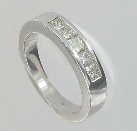 Timanttisormus 5xn.0.15ct princess, kaivertamaton, koko 17½, 585vk, paino 6,5g Vikt: 6,5 g