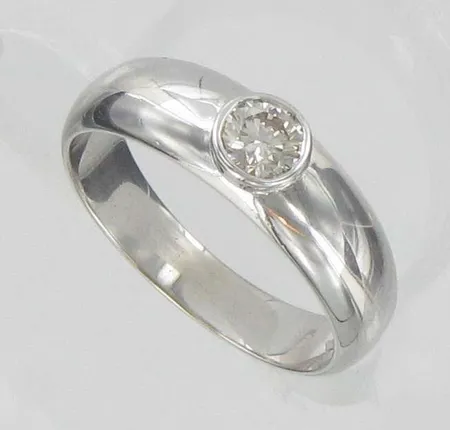 Timanttisormus 1xn.0.28ct, kaivertamaton, koko 17½, 585vk, paino 5,4g Vikt: 5,4 g