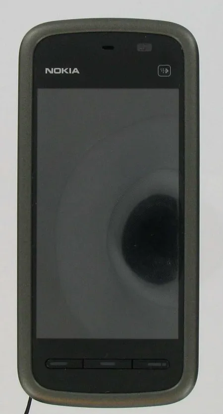Matkapihelin Nokia 5230 ja laturi