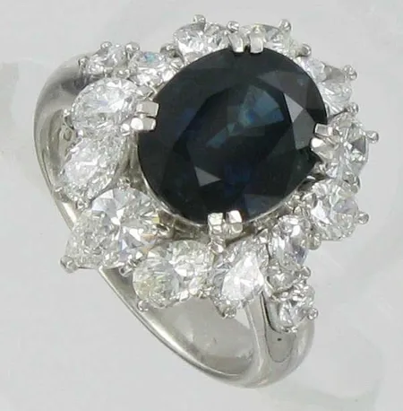 Sinisafiirisormus timanteilla yhteensä n.2,43ct, kaivertamaton, koko 16¾, 850 PT, paino 11,3g Vikt: 11,3 g