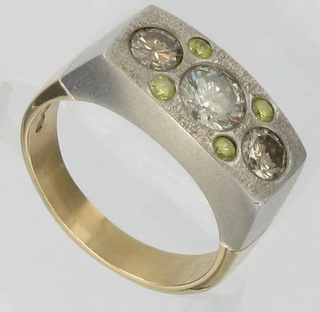 Timanttisormus 1xn.0.80 2xn.0.35 4xn.0.03ct, kaivertamaton, koko 19, 585, paino 9,5g Vikt: 9,5 g