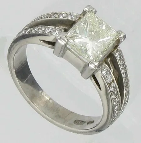 Timanttisormus 1xn.1.7 36xn.0.01ct, kaivertamaton, koko 17, 750vk, paino 6,8g Vikt: 6,8 g