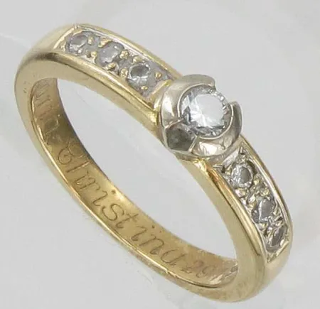 Timanttisormus 1xn.0.16ct, 6xn.0,02ct, kaiverrettu, koko 18, 750, paino 5,6g Vikt: 5,6 g