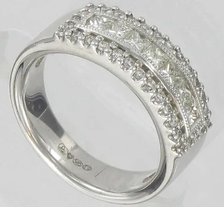 Timanttisormus 7xn.0.14ct, 32xn.0.005ct, kaivertamaton koko 17½, 585vk, paino 8,5g Vikt: 8,5 g