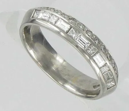 Timanttisormus 5xn.0.05ct bag, 6x0.03ct princess, 13x0.01ct, kaivertamaton, koko 15¾, PT, paino 5,3g Vikt: 5,3 g