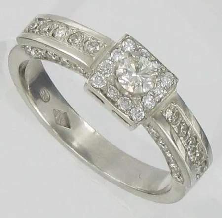 Timanttisormus 1xn.0.15ct, 30xn.0.01ct, 12xn.0.005ct, kaivertamaton, koko 17½, PT, paino 6,6g Vikt: 6,6 g