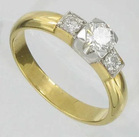 Timanttisormus 1xn.0.35ct, 2xn.0.05ct, kaivertamaton, koko 17½, 750, paino 4,5g Vikt: 4,5 g