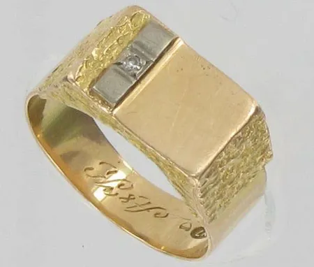 Timanttikantasormus 1xn.0.005ct, kaiverrettu, koko 18½, 585, paino 5,1g Vikt: 5,1 g