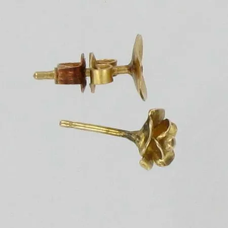 Kaksi korvakorua, 585, paino 0,8g Vikt: 0,8 g