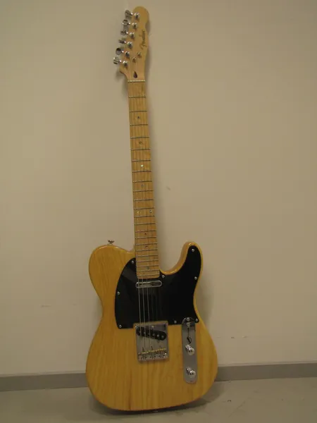 Sähkökitara Fender made in Korea ja pussi. Ainoastaan nouto myymälästä!