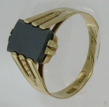 Kivisormus, kaiverrettu, koko 17½, 585br, paino 2,9g Vikt: 2,9 g