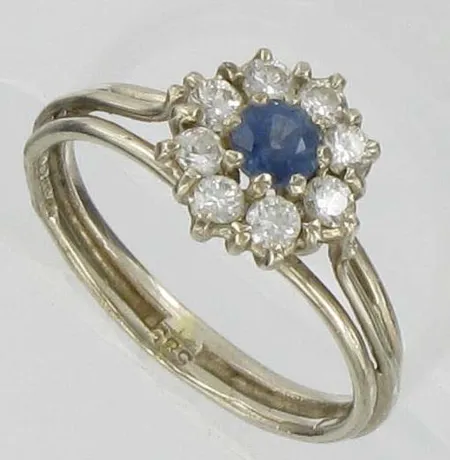 Safiirisormus timanteilla 8xn.0.02ct, kaivertamaton, koko 16¼, 585br, paino 2,3g Vikt: 2,3 g