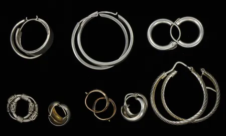 8 paria hopeisia korvarenkaita, 813 ja 925, paino 12,7g Vikt: 12,7 g