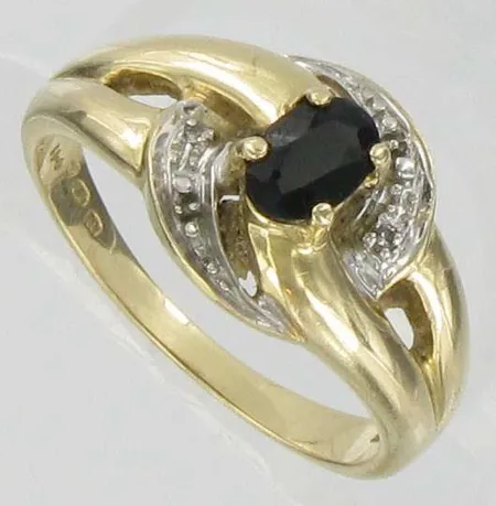 Sinisafiirisormus timanteilla 2xn.0,005ct, kaivertamaton, koko 17½, 585br, paino 3,5g Vikt: 3,5 g