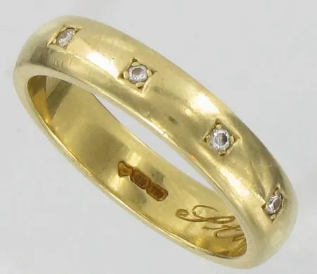 Sileä sormus timanteilla 9xn.0.02-0.03ct, kaiverrettu, koko 20¾, 750, paino 10,1g Vikt: 10,1 g