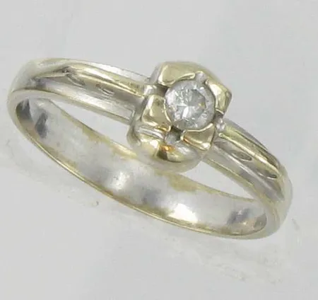 Timanttisormus 1xn.0,13ct, kaivertamaton, koko 17½, 750vk, paino 3,8g Vikt: 3,8 g