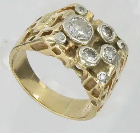 Timanttisormus 1xn.0.64ct 3xn.0,13-0,16ct 4xn.0,01ct, kaivertamaton, koko 19, 585, paino 13,3g Vikt: 13,3 g