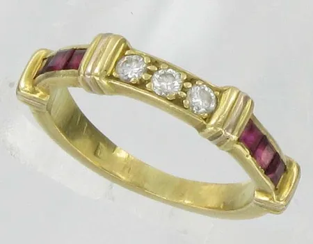 Timanttisormus kivillä, 3xn.0,05ct, kaivertamaton, koko 16¾, 750br, paino 4,9g Vikt: 4,9 g