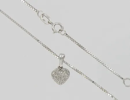 Venetsiakaulaketju, pituus 44,0cm ja timanttiriipus 31xn.0,005ct, 585vk paino 2,4g Vikt: 2,4 g