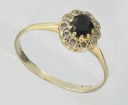 Sinisafiirisormus timanteilla 10xn.0,005ct, koko 18, kaivertamaton, 585br, paino 1,8g Vikt: 1,8 g