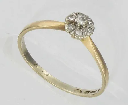 Timanttisormus 1xn.0,03ct 6xn.0,005ct, kaiverrettu, koko 18½, 750vk, paino 1,8g Vikt: 1,8 g