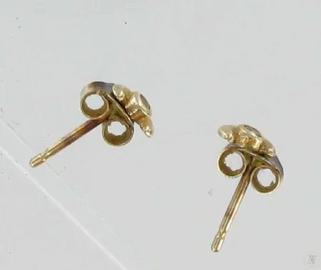 Kivikorvakorut, 585br, paino 0,4g Vikt: 0,4 g