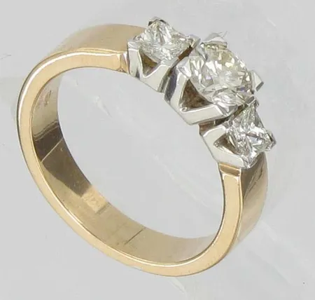 Timanttisormus 1xn.0,50ct, 2xn.0,20ct, kaivertamaton, koko 16½, 585 paino 4,8g Vikt: 4,8 g